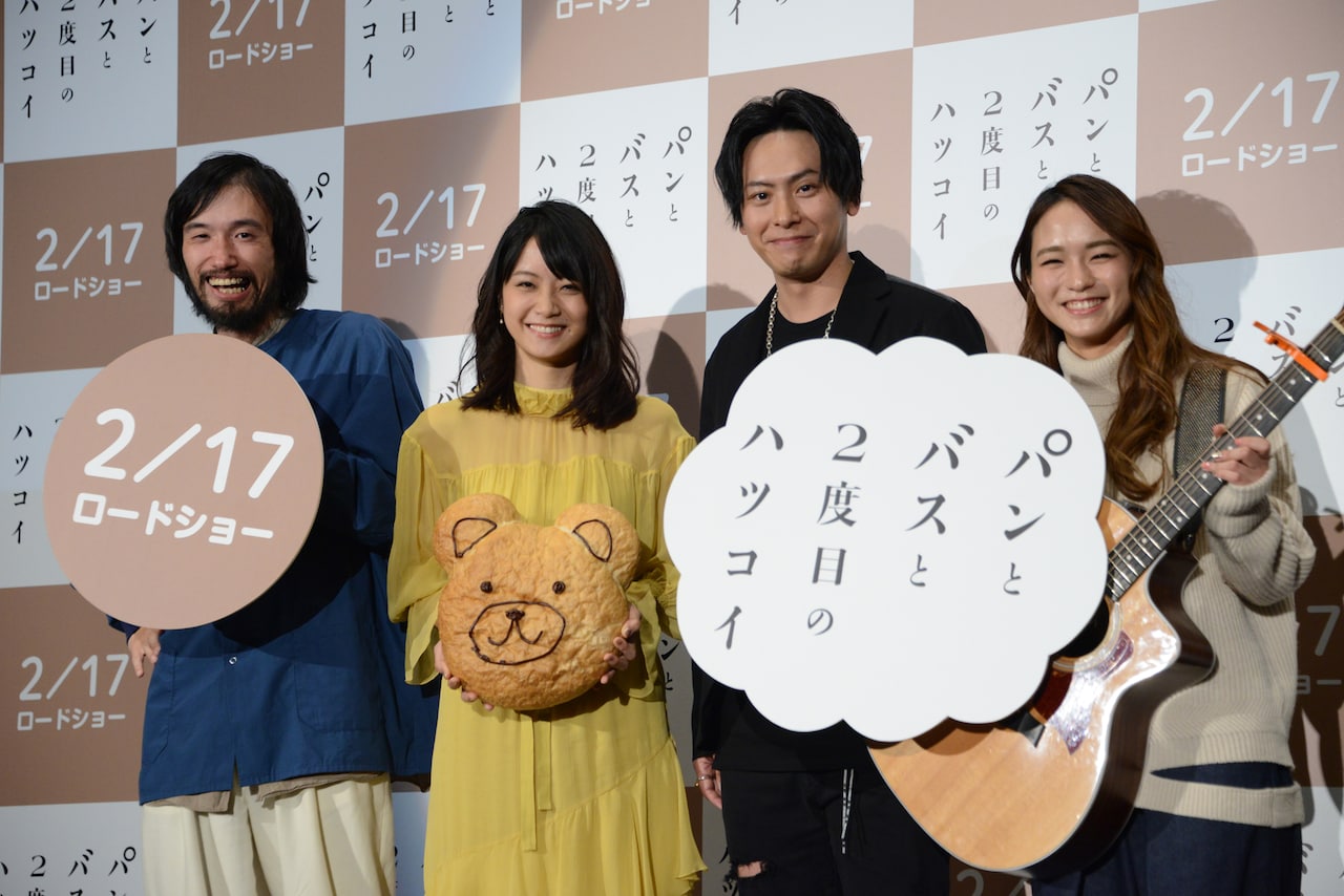 深川麻衣「パンとバスと2度目のハツコイ」直筆サイン入りポスター ポスタービジュアルとは異なる新しいデザインを採用！―深川麻衣