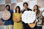 映画「パンとバスと2度目のハツコイ」完成披露舞台挨拶の様子。左から今泉力哉、深川麻衣、山下健二郎、Leola。
