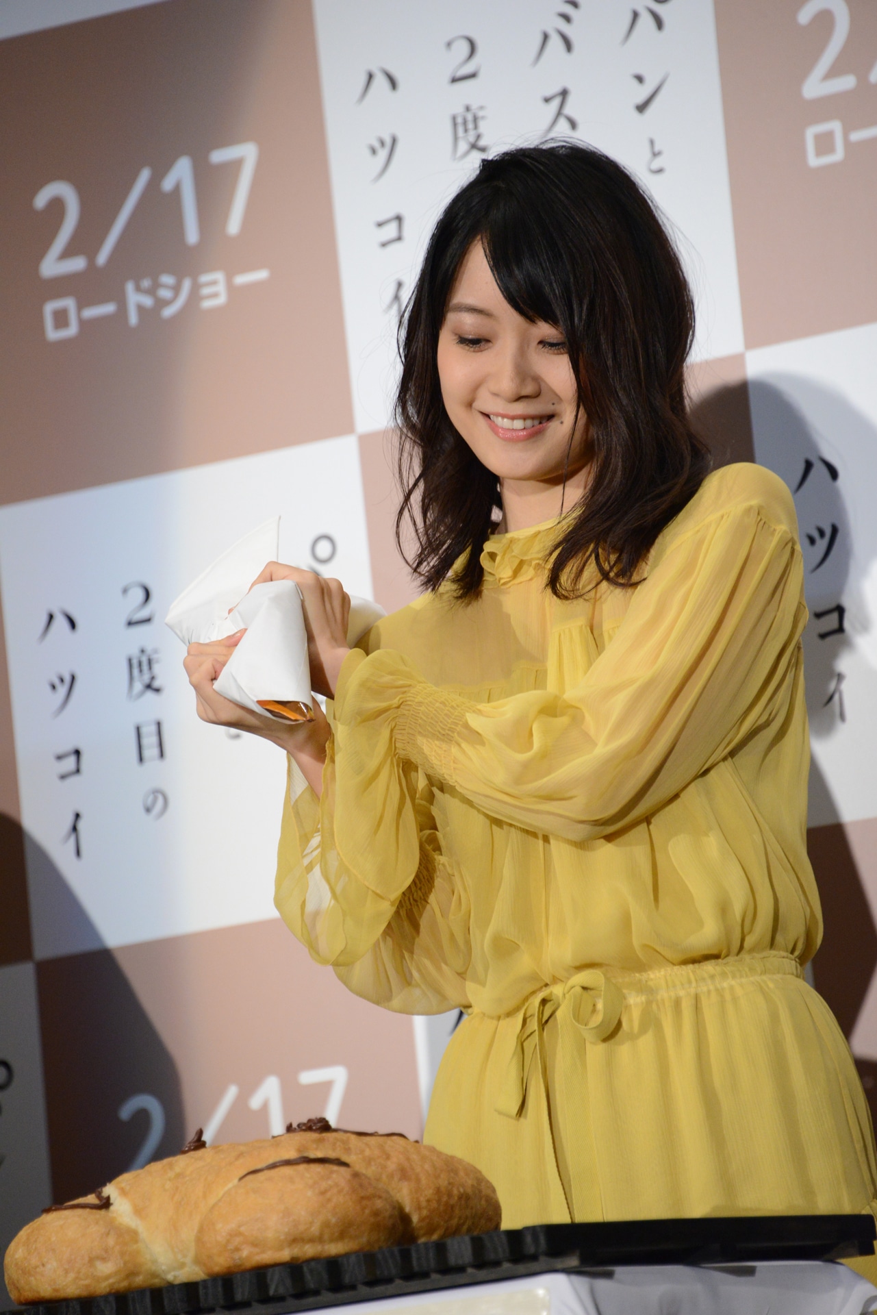 特大バージョンの“くまさんパン”へのデコレーションを終えた深川麻衣。