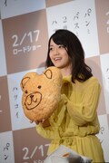 デコレーションを施した特大バージョンの“くまさんパン”を持つ深川麻衣。