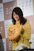 デコレーションを施した特大バージョンの“くまさんパン”を持つ深川麻衣。