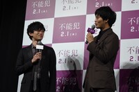 ヘアメイクや衣装を宇相吹正に似せてきたと話すDaiGo（左）。