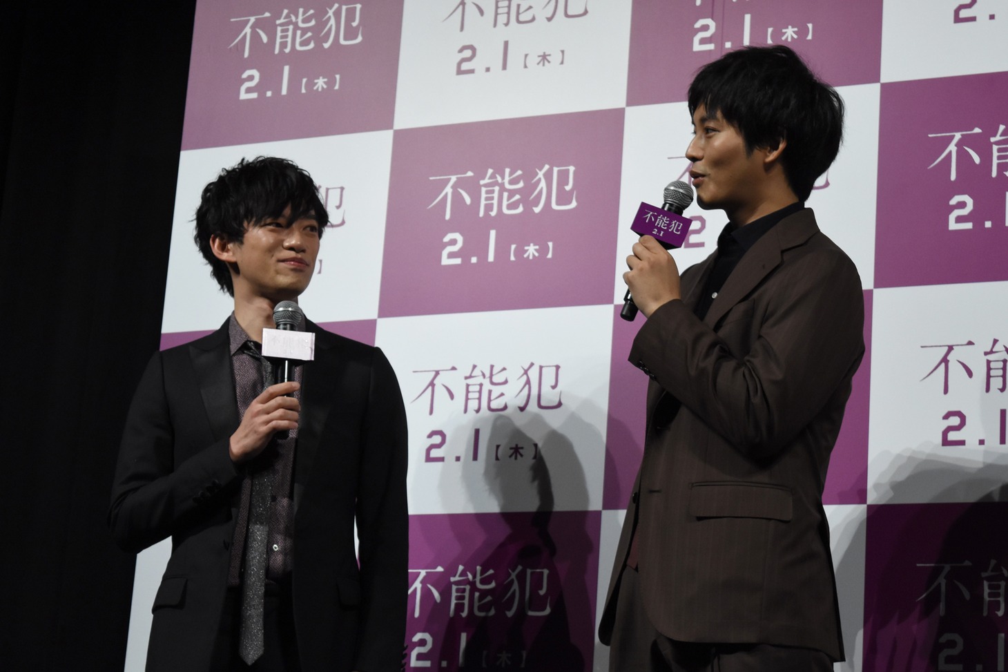 ヘアメイクや衣装を宇相吹正に似せてきたと話すDaiGo（左）。