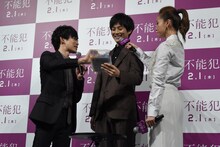 松坂桃李（中央）に緑色のペンをオススメするDaiGo（左）と、松坂のマイクを持つ沢尻エリカ（右）。