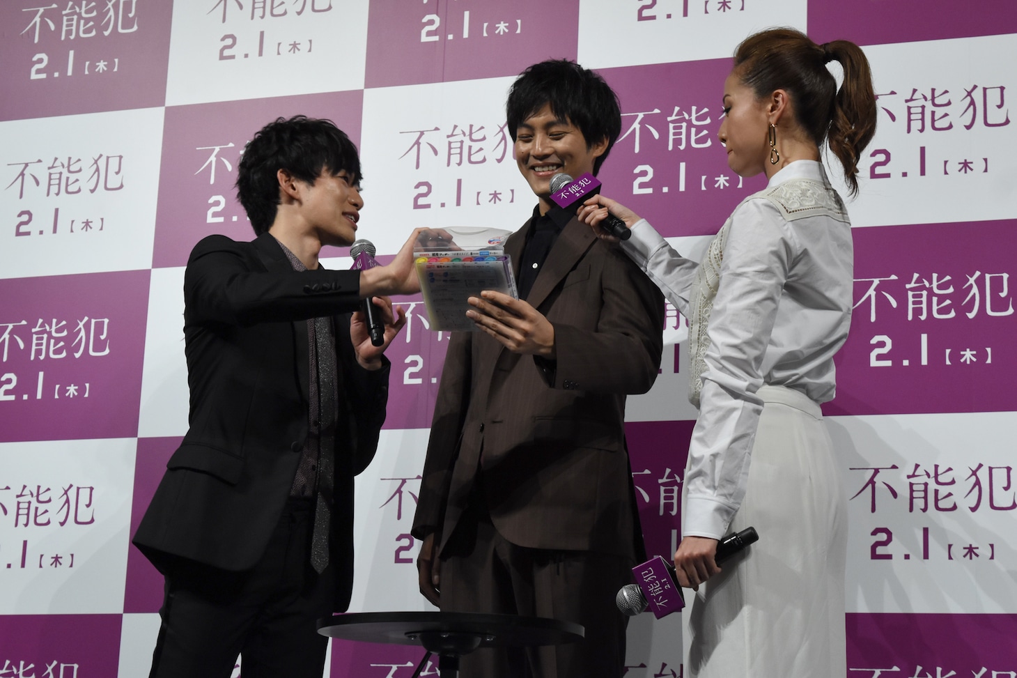 松坂桃李（中央）に緑色のペンをオススメするDaiGo（左）と、松坂のマイクを持つ沢尻エリカ（右）。