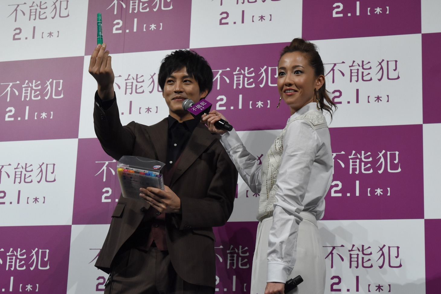 緑色のペンを選んだ松坂桃李（左）。