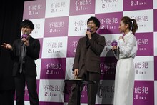 松坂桃李（中央）と沢尻エリカ（右）の選んだペンを、見事当てたDaiGo（左）。