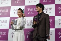 松坂桃李（右）と同じく、緑色のペンを選んだ沢尻エリカ（左）。