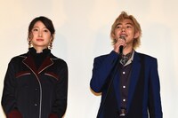 左から大野いと、吉村界人。