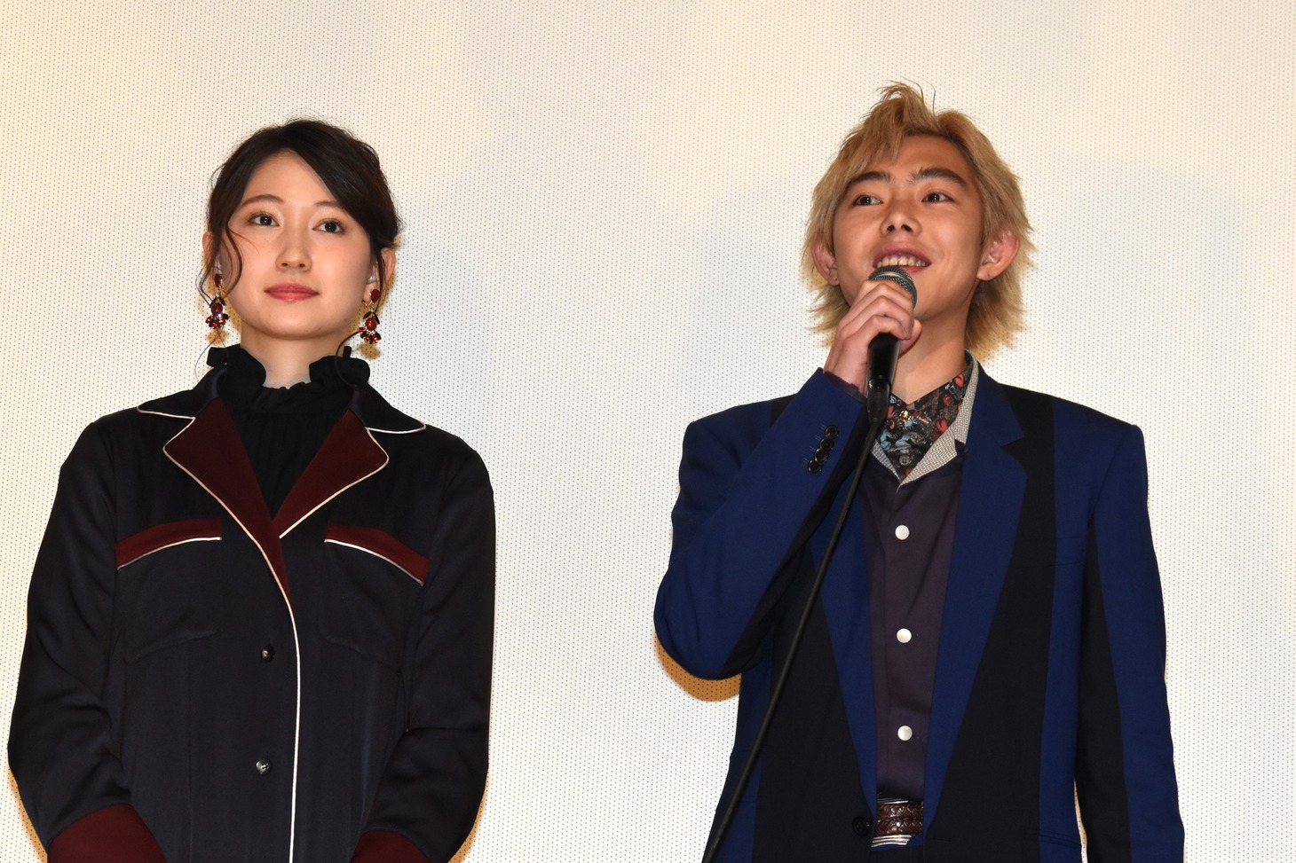 左から大野いと、吉村界人。