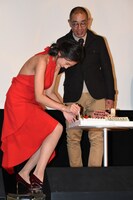 でんでん（右）にアーンするためケーキをすくう片山萌美（左）。