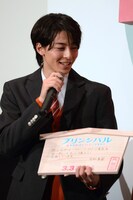 ほかの絵馬と比べて字が小さすぎたことを後悔する高杉真宙。