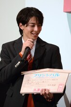 ほかの絵馬と比べて字が小さすぎたことを後悔する高杉真宙。