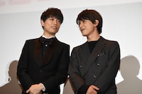 左から山崎育三郎、吉沢亮。