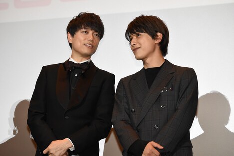 左から山崎育三郎、吉沢亮。