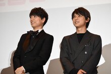 左から山崎育三郎、吉沢亮。