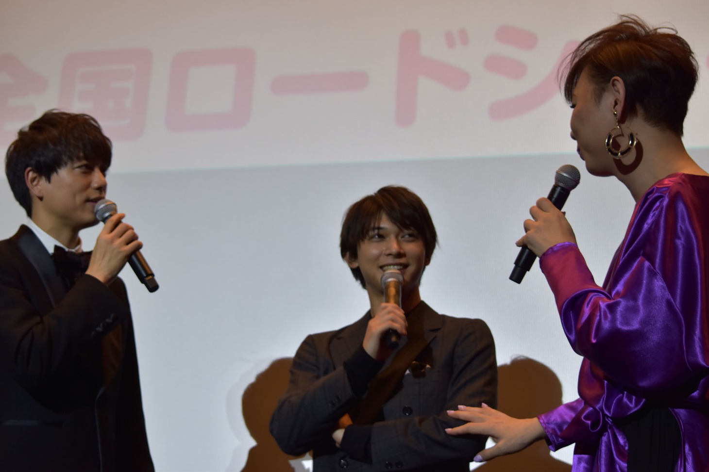 山崎育三郎（左）と吉沢亮（中央）を見比べるミッツ・マングローブ（右）。