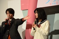 小瀧望を「先輩」と紹介する高杉真宙（左）。