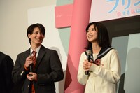 左から高杉真宙、黒島結菜。