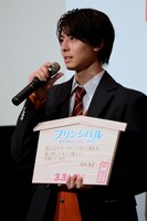 絵馬を披露する高杉真宙。