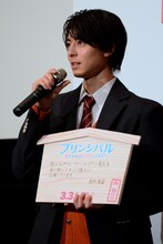 絵馬を披露する高杉真宙。