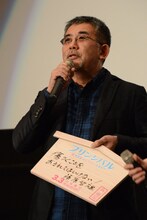 絵馬を披露する篠原哲雄。