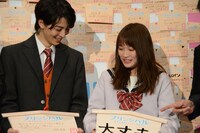 絵馬を見せ合う高杉真宙（左）と川栄李奈（右）。