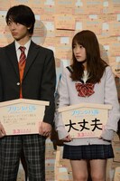 舞台挨拶で行われた祈祷の様子を見守る高杉真宙（左）と川栄李奈（右）。