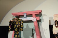 舞台挨拶で行われた祈祷の様子。