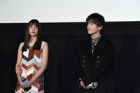 左から山本美月、岩田剛典。