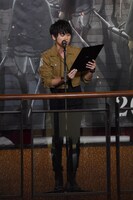 劇場案内のアナウンスをする梶裕貴。