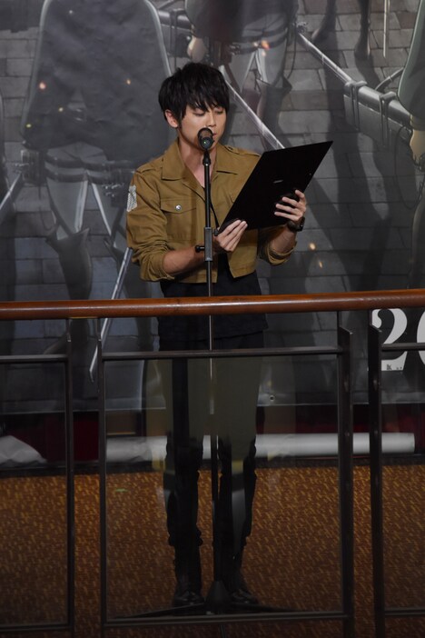 劇場案内のアナウンスをする梶裕貴。