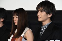 左から山本美月、岩田剛典。