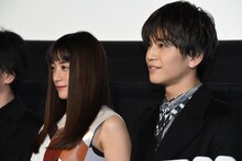 左から山本美月、岩田剛典。