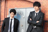 左から青木玄徳、山田裕貴。