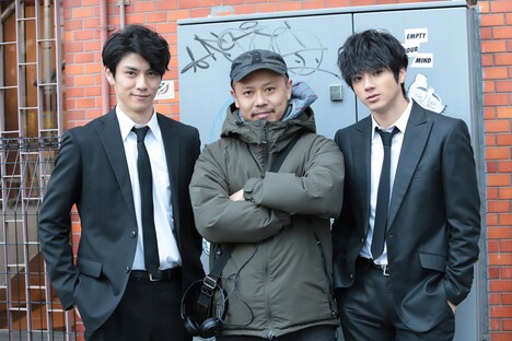 左から青木玄徳、監督の元木隆史、山田裕貴。