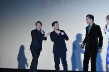 キャストを発表しようとするHIRO（中央）と、それを止める別所哲也（左）。