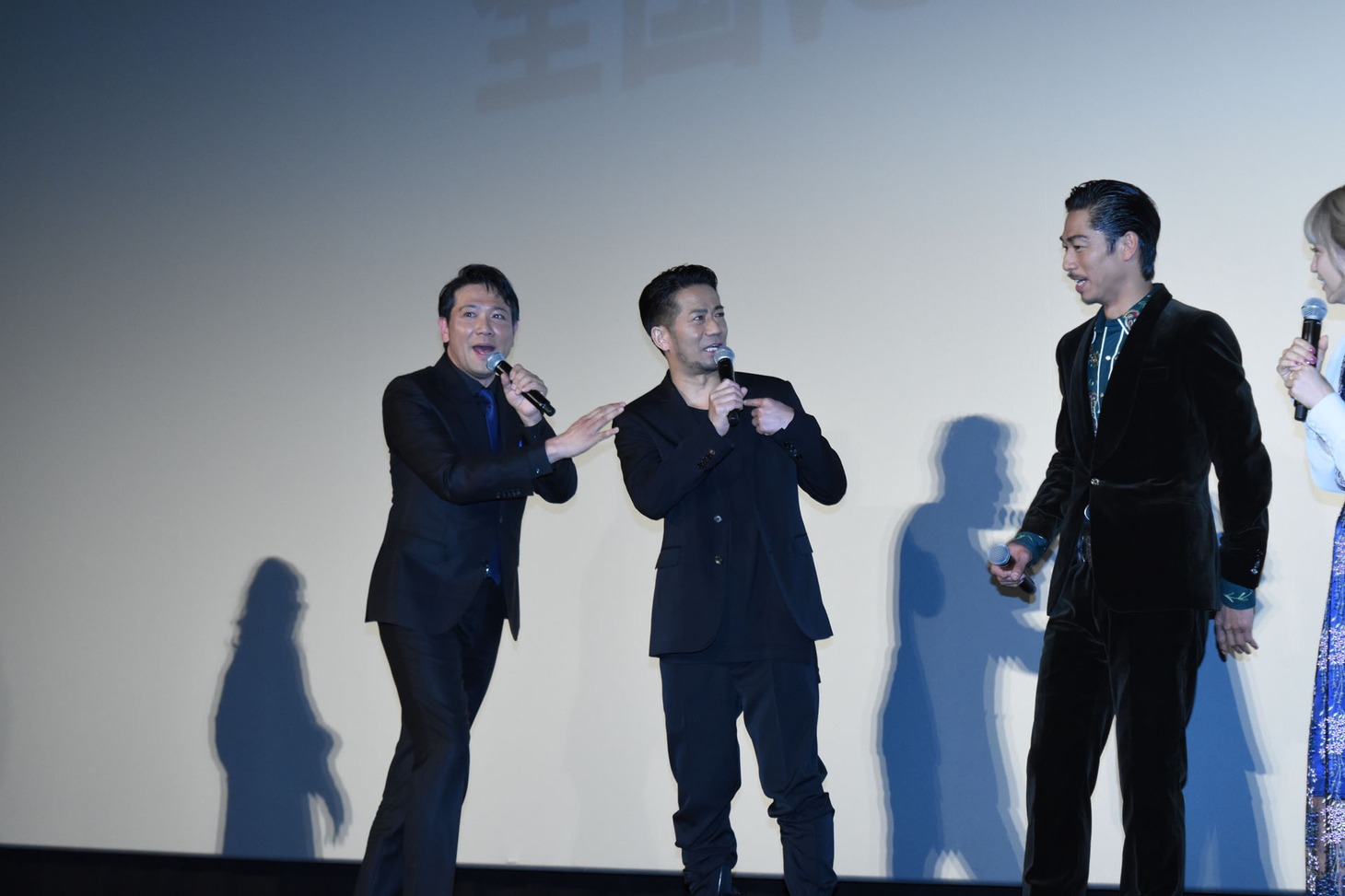 キャストを発表しようとするHIRO（中央）と、それを止める別所哲也（左）。