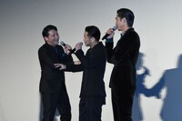 第2弾のキャストを発表しようとするHIRO（中央）と、それを止める別所哲也（左）。