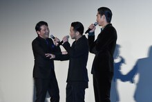 第2弾のキャストを発表しようとするHIRO（中央）と、それを止める別所哲也（左）。