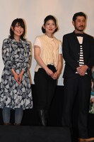 左から根矢涼香、山田キヌヲ、渋川清彦。