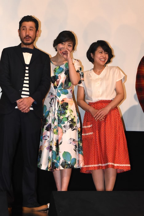 「神と人との間」初日舞台挨拶の様子。