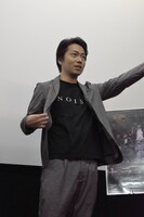 “NOISE”と書かれた本作のグッズTシャツをアピールする森本のぶ。