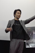“NOISE”と書かれた本作のグッズTシャツをアピールする森本のぶ。