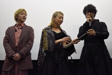 「サラバ静寂」初日舞台挨拶の様子。斎藤工（右）にマイクを手渡すSUMIRE（中央）。