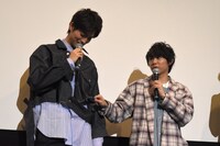 山本涼介（左）のGジャンに「ちょっと待て！」とツッコむ須賀健太（右）。