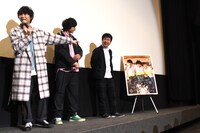 「このポスターの俺は捕われた宇宙人」と自虐的に話す須賀健太（左）。