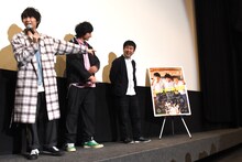 「このポスターの俺は捕われた宇宙人」と自虐的に話す須賀健太（左）。