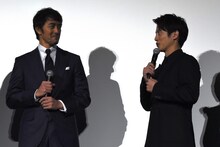 阿部寛（左）に感謝を伝える溝端淳平（右）。