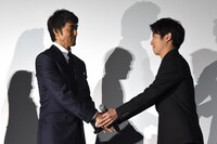 溝端淳平（右）と握手をする阿部寛（左）。